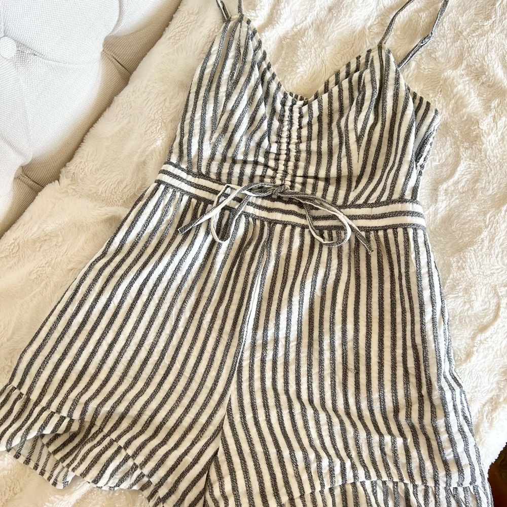 American Eagle short romper with pockets